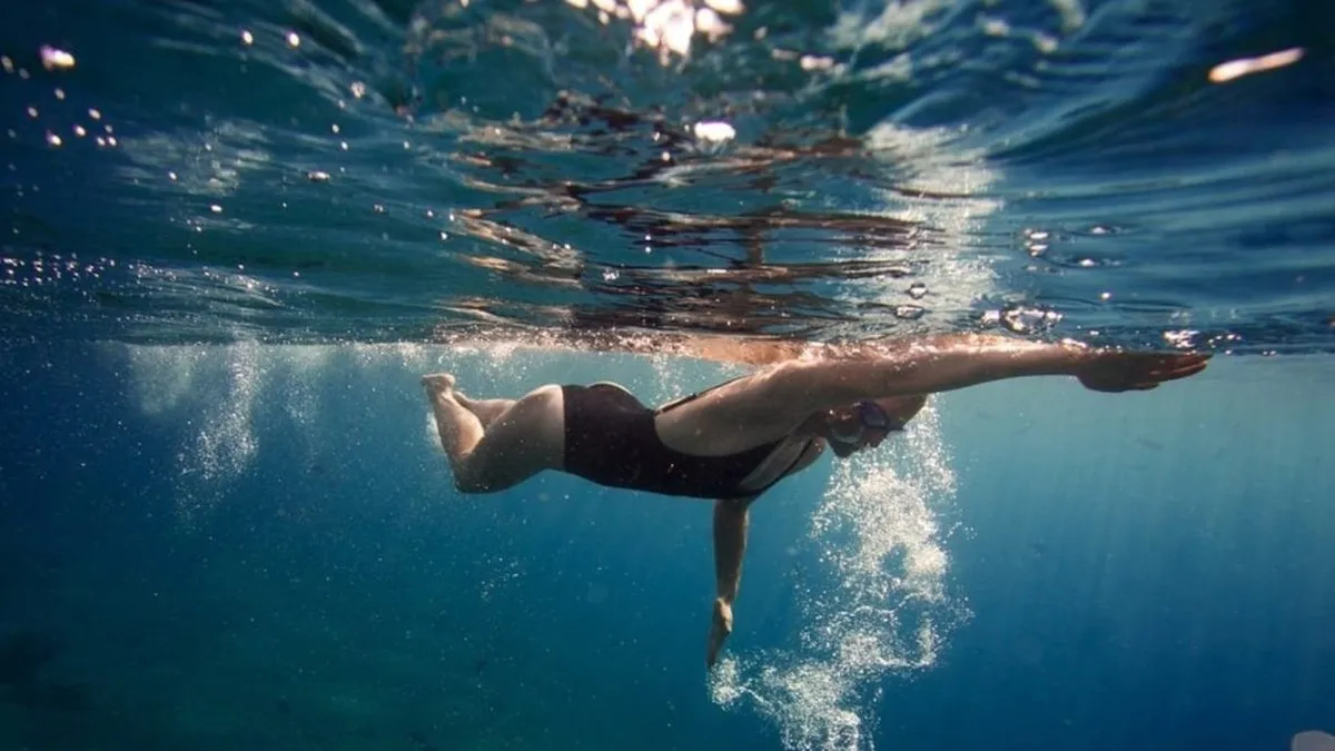 Joven pierde la visión tras nadar con lentes de contacto y enfrenta un costoso trasplante