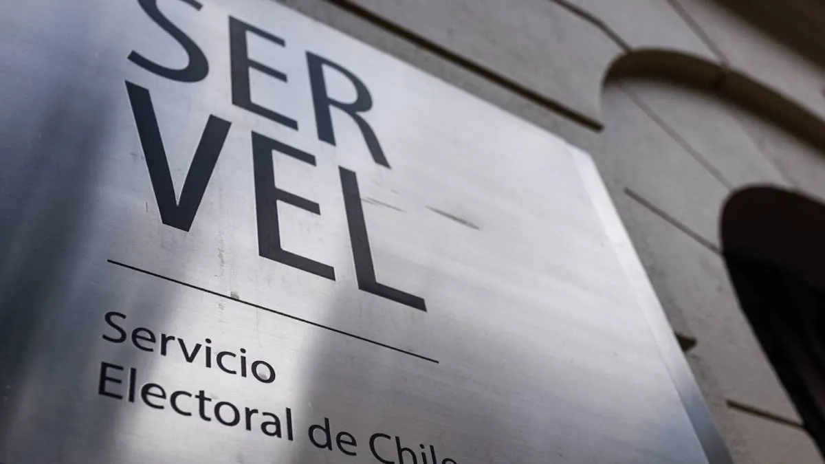 Amenaza de incendio contra Servel en medio de elecciones: reclamos por transporte no gratuito