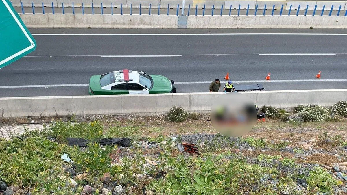 Motociclista choca en paso a desnivel; su acompañante