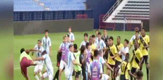 Caos en el duelo Ecuador-Argentina Sub 16: golpes y el banderín del córner volando.