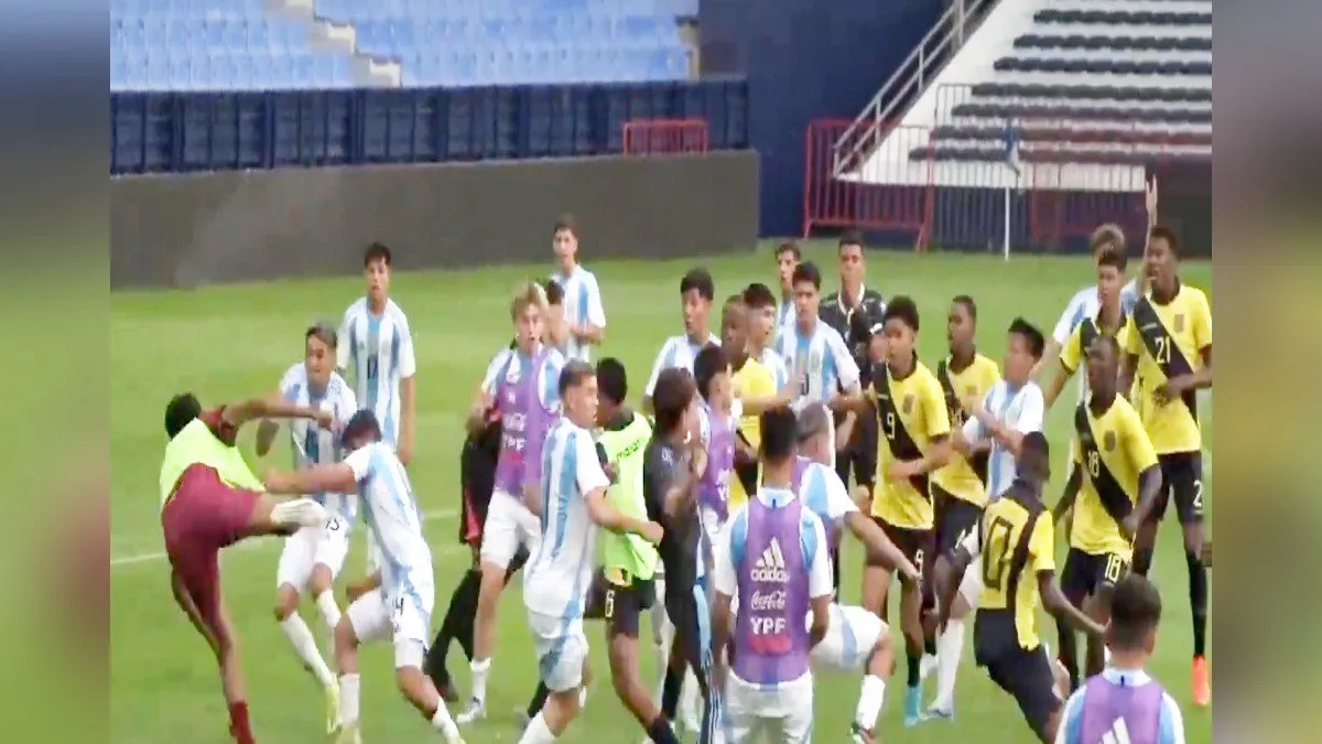 Caos en el duelo Ecuador-Argentina Sub 16: golpes y el banderín del córner volando.