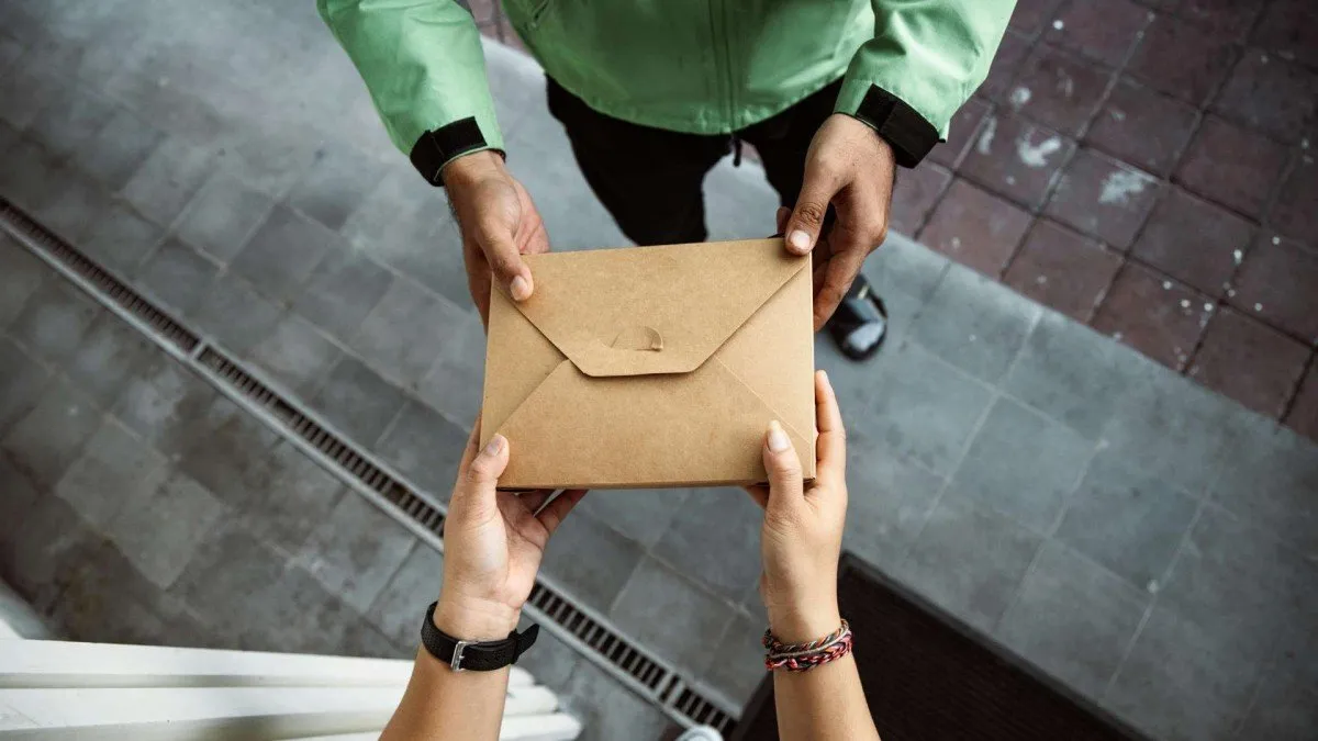 Alerta por estafa: Falsos repartidores ofrecen encomiendas ‘por pagar’ en Santiago