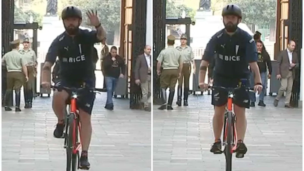 El Presidente Boric llega en bicicleta a La Moneda con camiseta de UC y recibe un regalo.