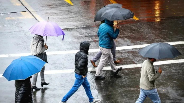 ¡Prepárate para la lluvia en Santiago! Descubre horarios y lugares afectados.