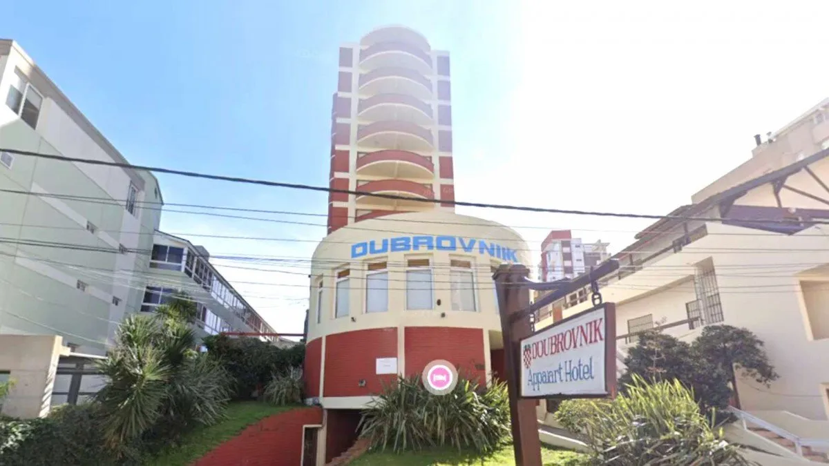 Muere un adulto mayor tras el derrumbe de un hotel en Villa Gesell y continúan las búsquedas