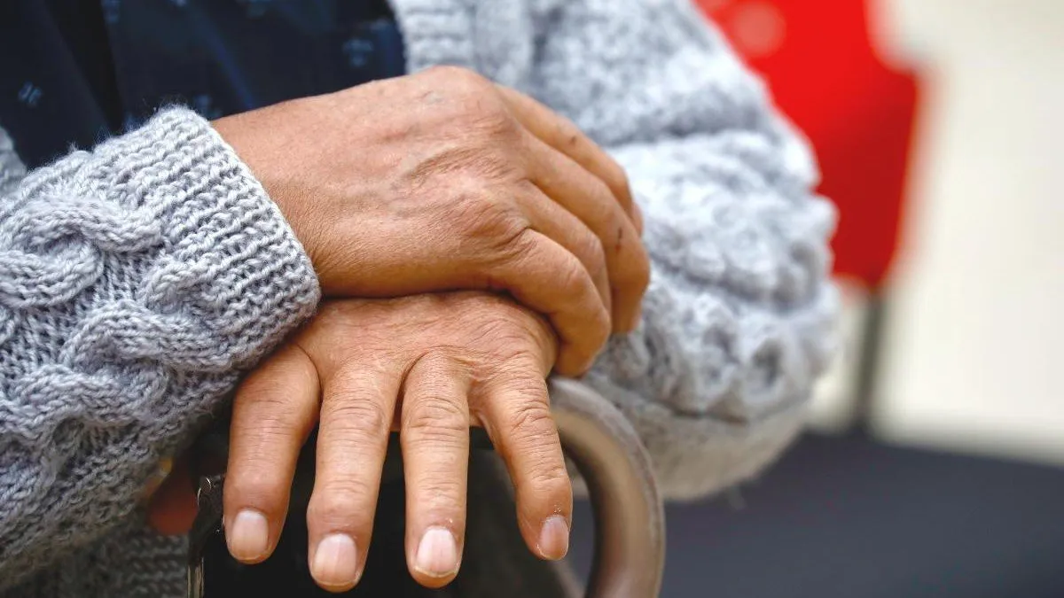 Bomberos rescatan a anciano atrapado bajo cajas en Punta Arenas