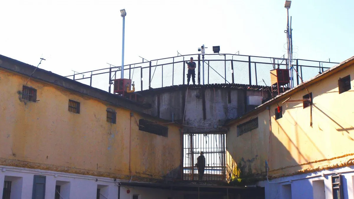 Frustran intento de fuga de reo en la ex Penitenciaría de Santiago tras correr por los techos