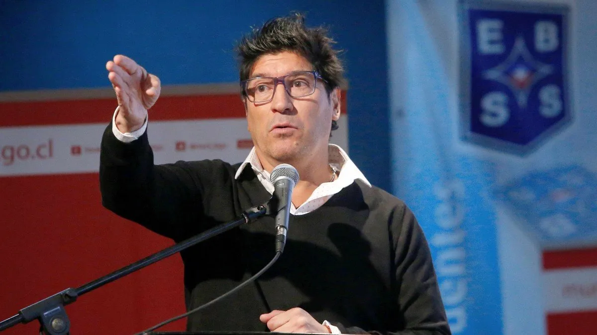 Iván Zamorano apoya a su sobrina internada en un centro de salud en Chile.