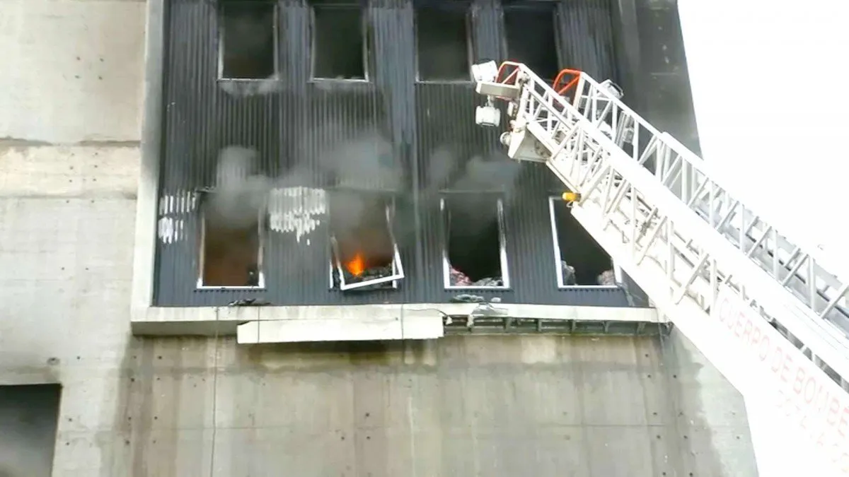Reactivan focos de incendio en bodega de artículos cerca de Barrio Meiggs