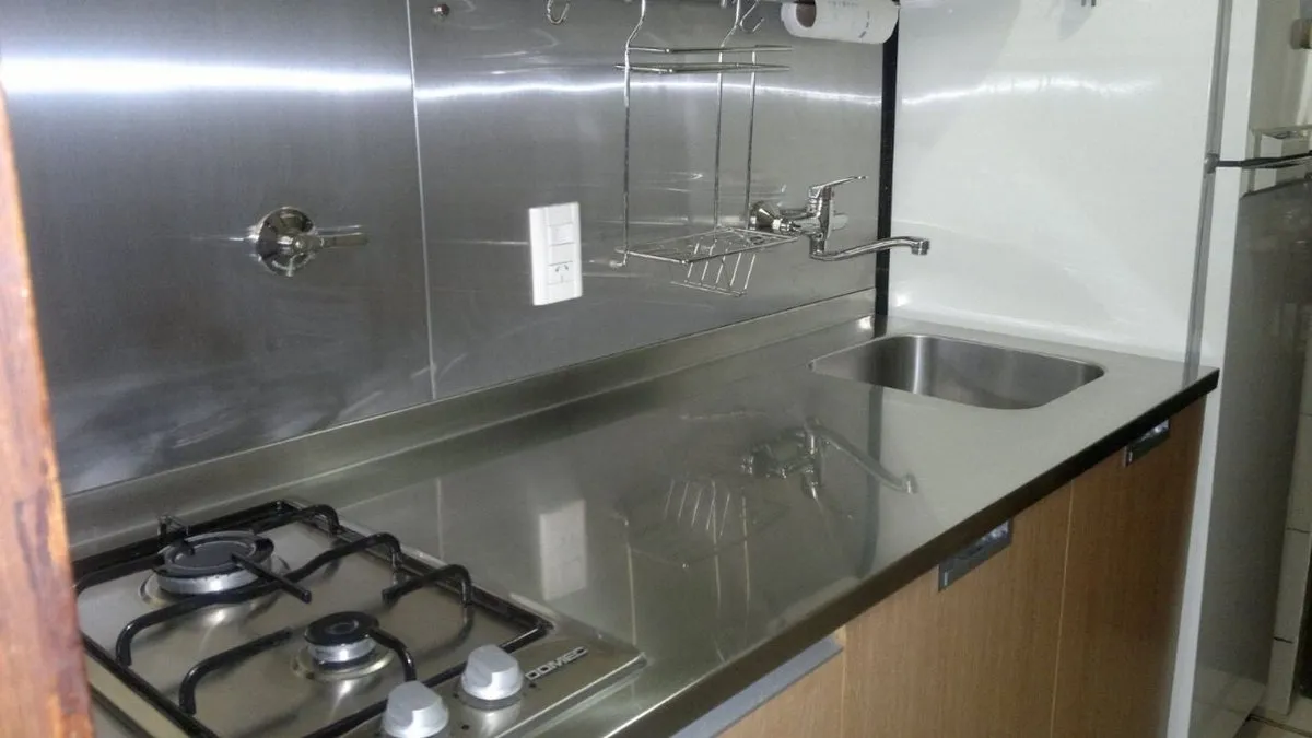 Descubre el truco infalible de la abuela para limpiar tu cocina de acero inoxidable.