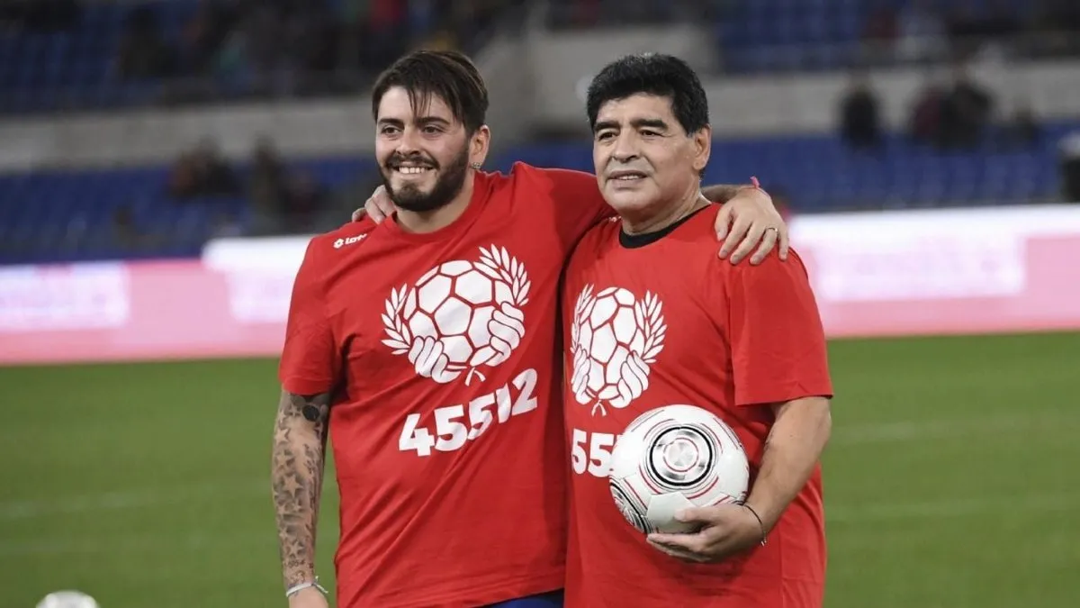 El hijo de Maradona busca continuar el legado familiar en el fútbol.