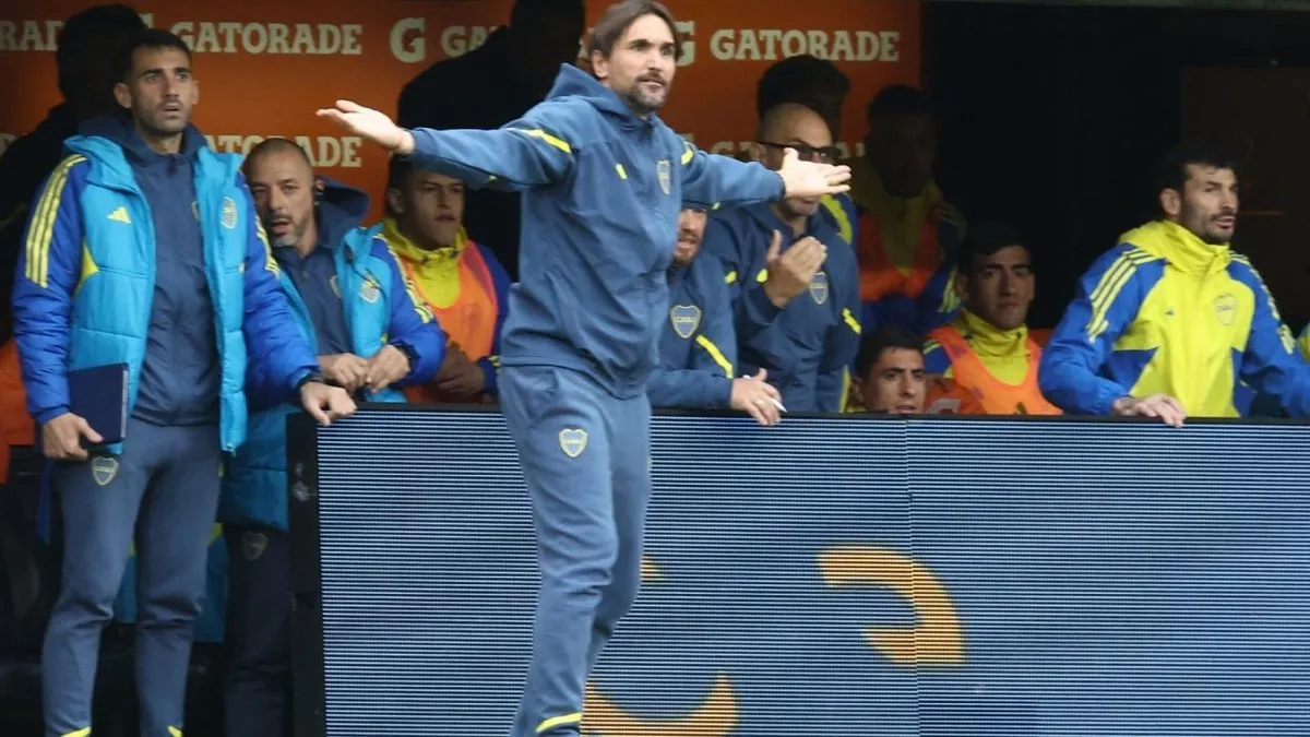 De mal en peor: Martínez dejó Boca y enfrenta dificultades en su nuevo club.