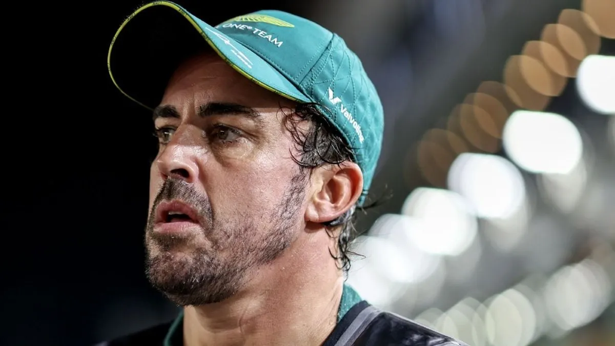 Fernando Alonso critica a Liam Lawson tras un intenso cruce en la carrera sprint de Austin