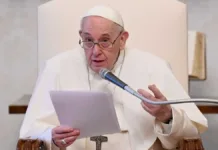 El Papa Francisco alerta sobre los peligros de la IA en el periodismo actual.