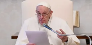 El Papa Francisco alerta sobre los peligros de la IA en el periodismo actual.