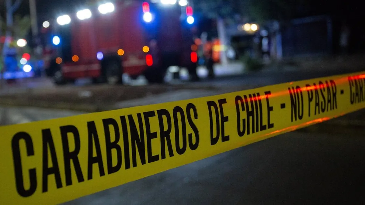 Insólito: hombre huye por techos y cae sobre un bebé de 29 días en un impactante incidente.