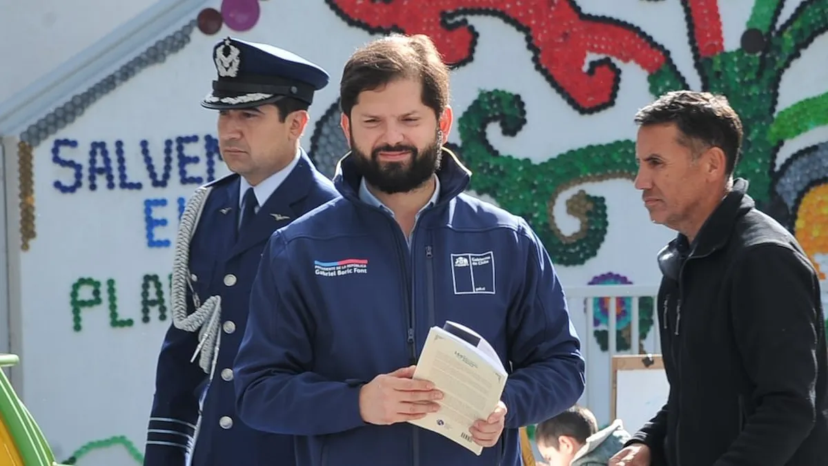 Gabriel Boric rinde homenaje a Antonio Skármeta, un maestro de la literatura chilena