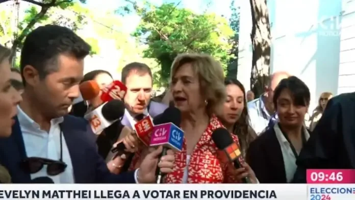 Evelyn Matthei advierte sobre su apuro al llegar a votar en elecciones regionales.