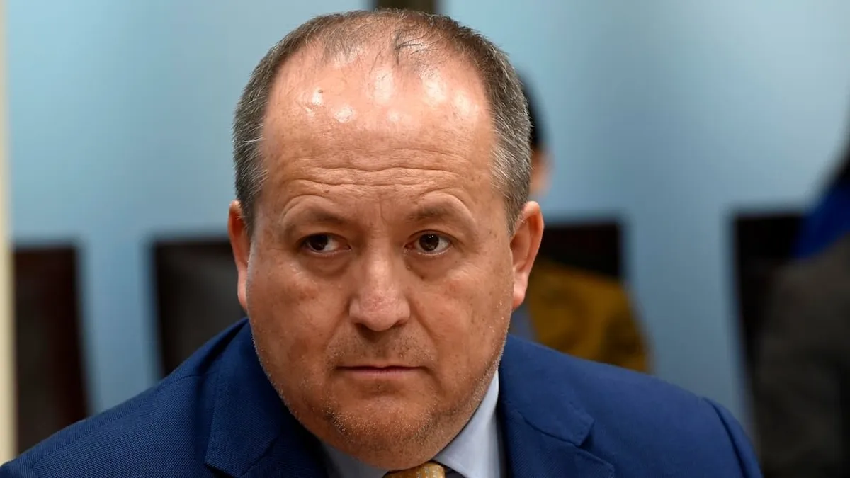 Diputados oficialistas exigen la renuncia del fiscal nacional por reuniones polémicas.