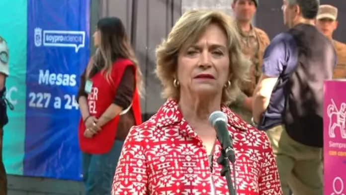 Evelyn Matthei urge a Boric a realizar cambios en su gabinete: "Yo los cambiaría a todos".