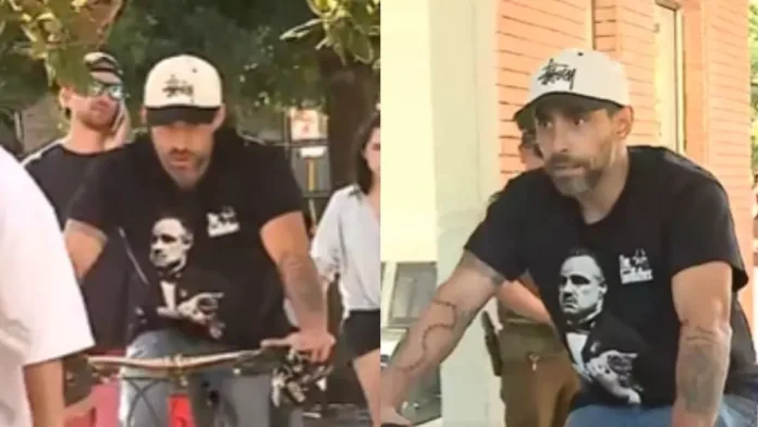 Jorge Valdivia llega en bicicleta a votar en Lo Barnechea con su hijo.