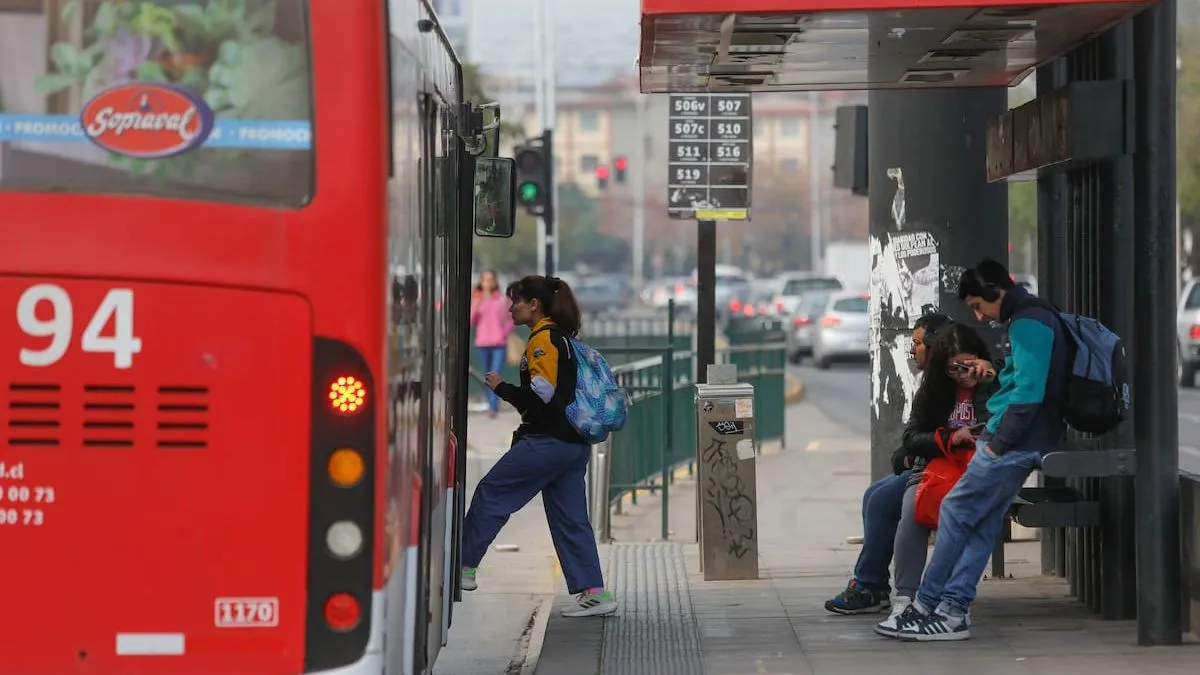Aumentan las tarifas del transporte público en Santiago: ¿qué pasará con los usuarios?