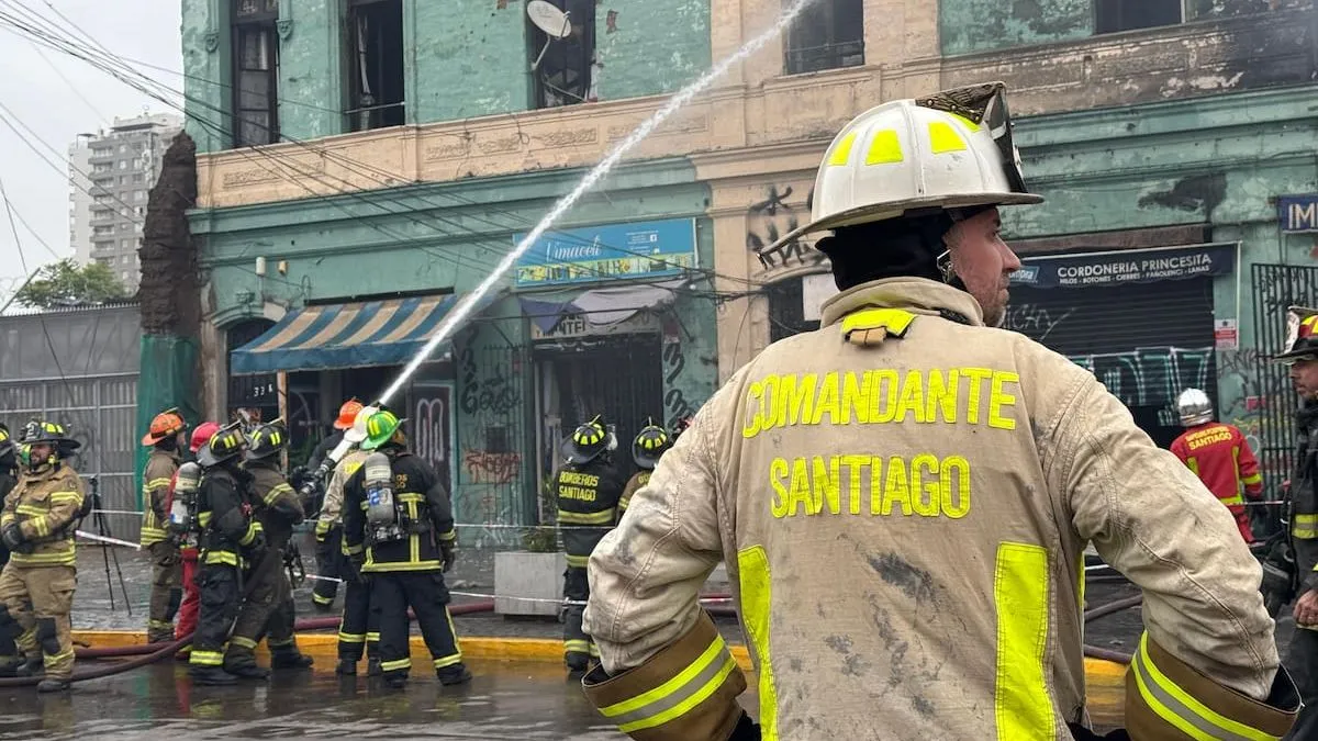 Incendio en Independencia moviliza a 80 voluntarios para controlar las llamas en local comercial