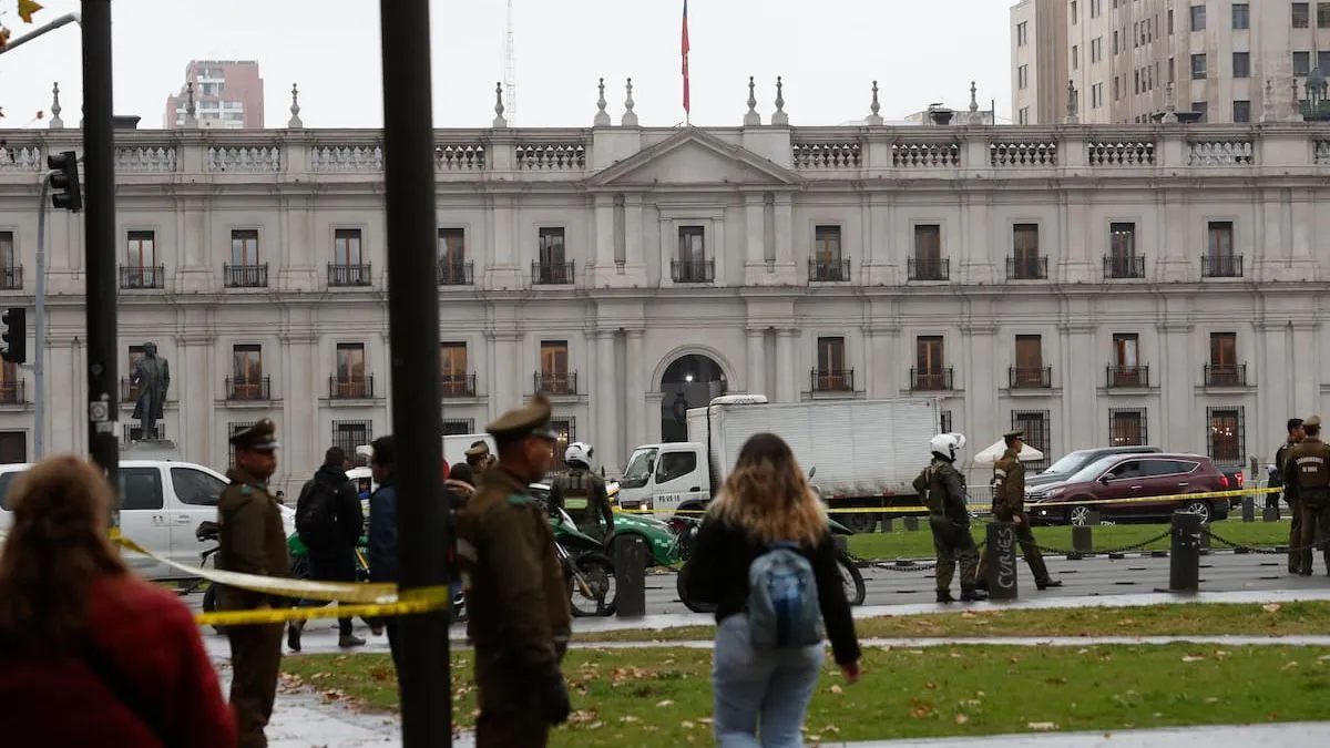 Accidente frente a La Moneda: auto volcado tras colisión en la vía pública.