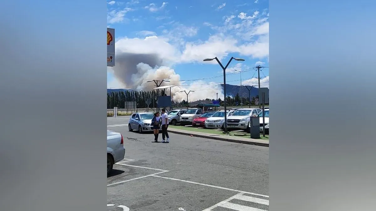 Alerta roja en Mostazal: incendio amenaza viviendas en O'Higgins.