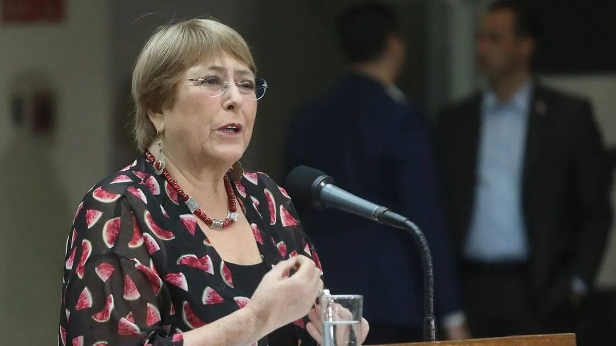 Michelle Bachelet emite su voto y llama a la participación en elecciones regionales