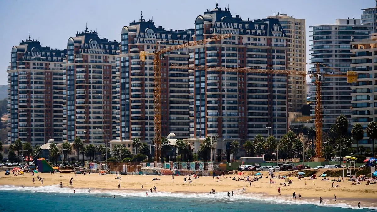 ¿Cuánto necesitas ganar para comprar un departamento en la playa en Chile?