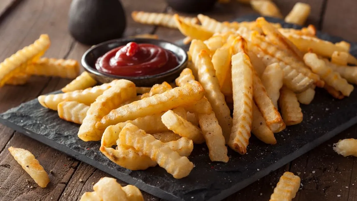 ¿Sabías que la porción ideal de papas fritas es solo 100 gramos según un experto de Harvard?