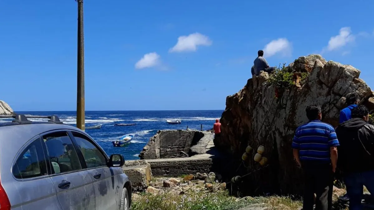 Embarcación vuelca en Caleta Chome: una persona pide ayuda tras el accidente
