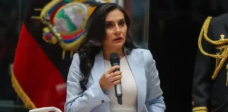 Ecuador suspende a la vicepresidenta por abandono injustificado del trabajo.