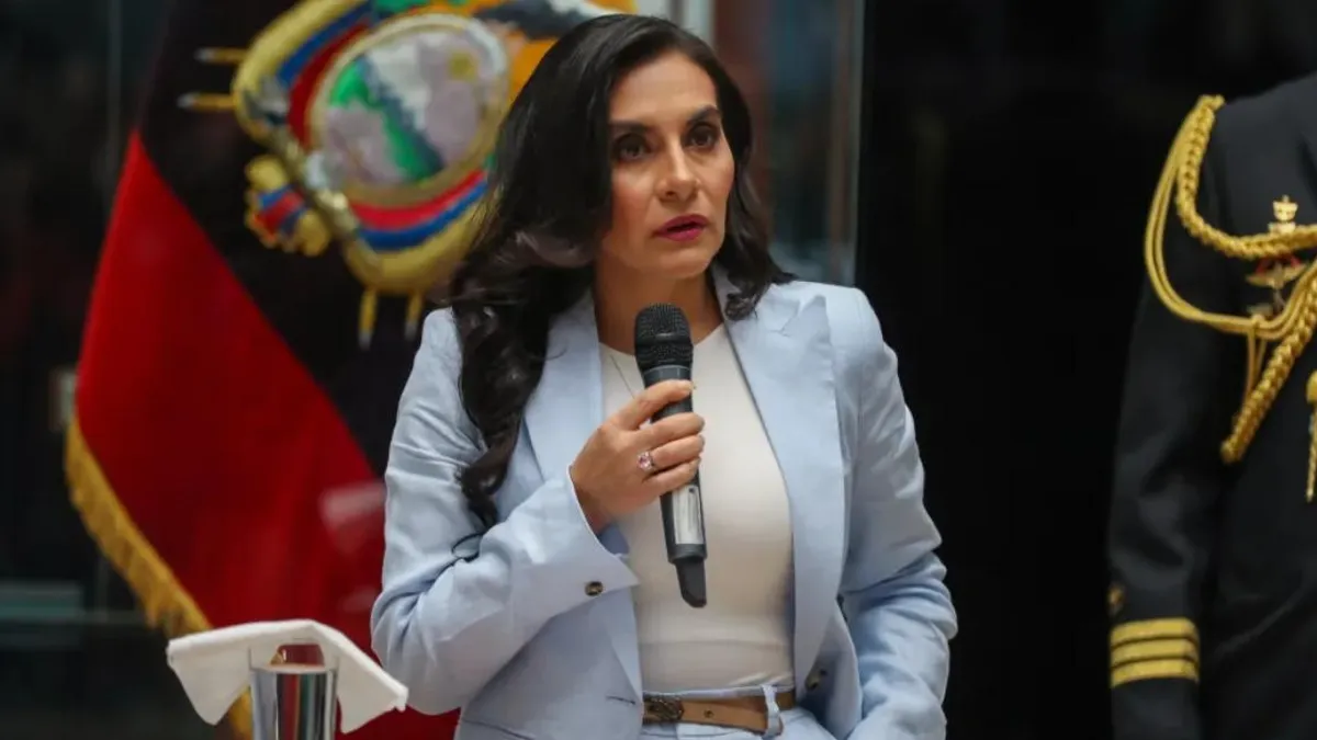 Ecuador suspende a la vicepresidenta Abad por “abandono injustificado” en medio de tensiones políticas