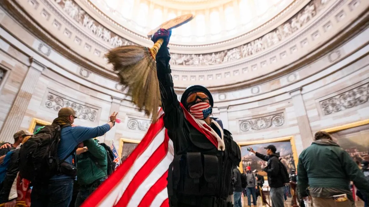 Acusados del asalto al Capitolio buscan retrasar juicios tras triunfo de Trump.