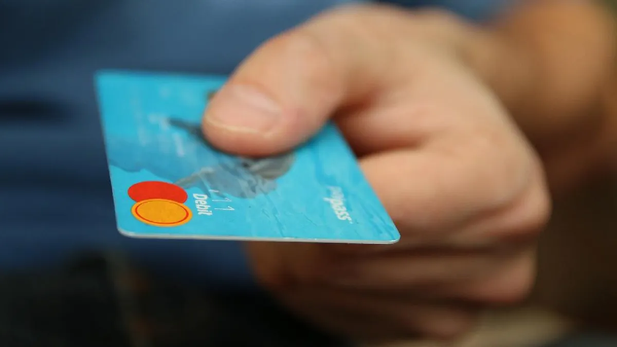 Hacienda aclara el vacío legal sobre las 50 transferencias y las tarjetas prepago no bancarias