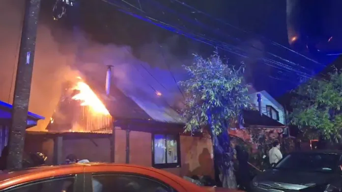 Incendio arrasa vivienda en Valdivia