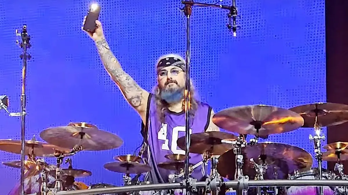 Tragedia en el mundo del rock: Mike Portnoy dedica su show a su hermana fallecida.