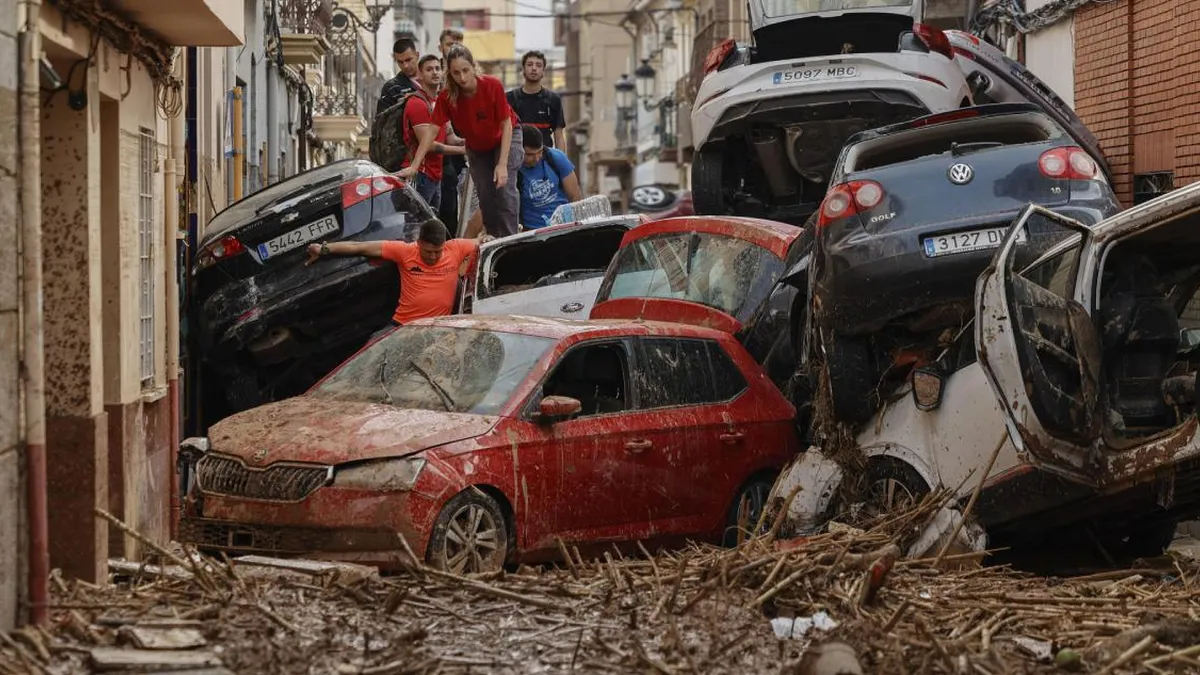 Rescate heroico: mujer atrapada 3 días en su auto por inundaciones en España.