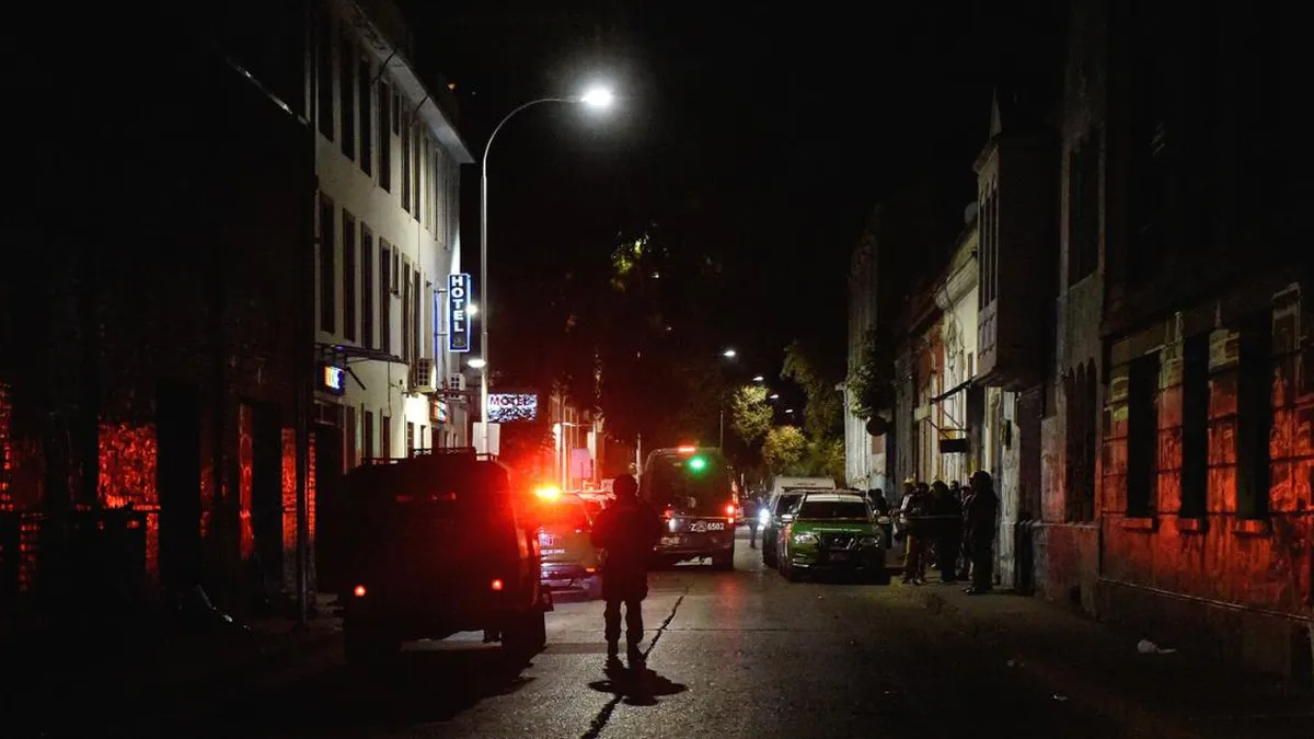 Chile, entre los países con más miedo a caminar de noche: solo el 36% se siente seguro