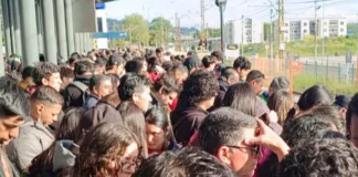 Aglomeración de personas en estación de Biotren en Concepción por problemas de infraestructura.