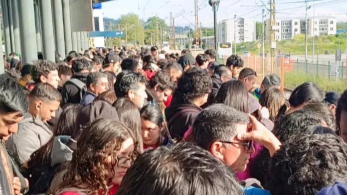 Aglomeración de personas en estación de Biotren en Concepción por problemas de infraestructura.