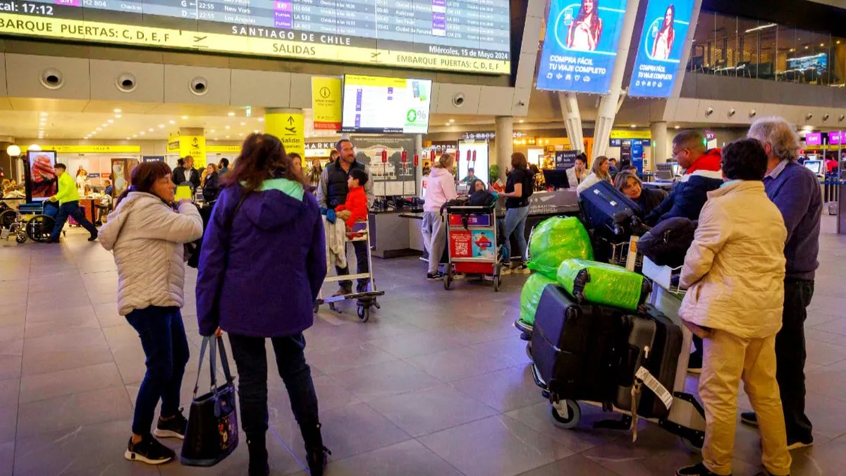 Contraloría investiga largas esperas en el Aeropuerto de Santiago tras quejas de pasajeros