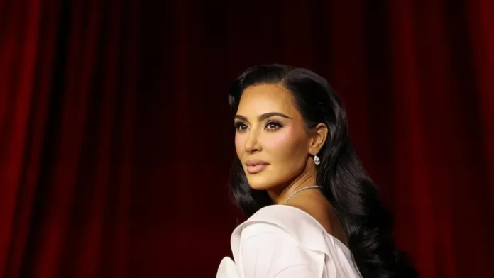 Kim Kardashian compra una exclusiva pieza de decoración por 5 millones de dólares.