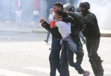 Excarcelan a 10 presos políticos tras la muerte de un manifestante en prisión.