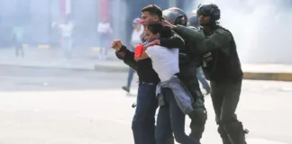 Excarcelan a 10 presos políticos tras la muerte de un manifestante en prisión.