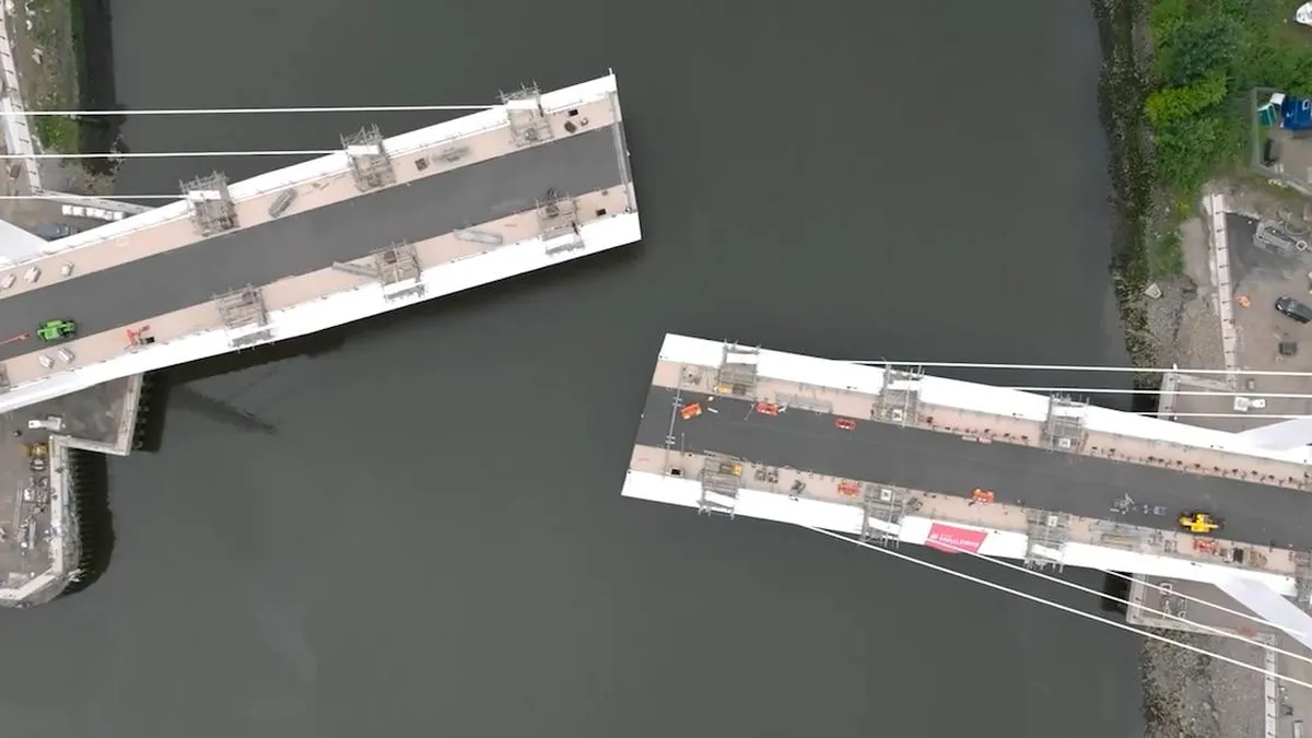 El innovador puente giratorio de doble hoja que transforma la ingeniería móvil.