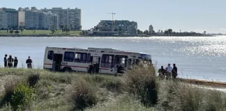 Fallece mujer herida en accidente de autobús en playa de Montevideo.