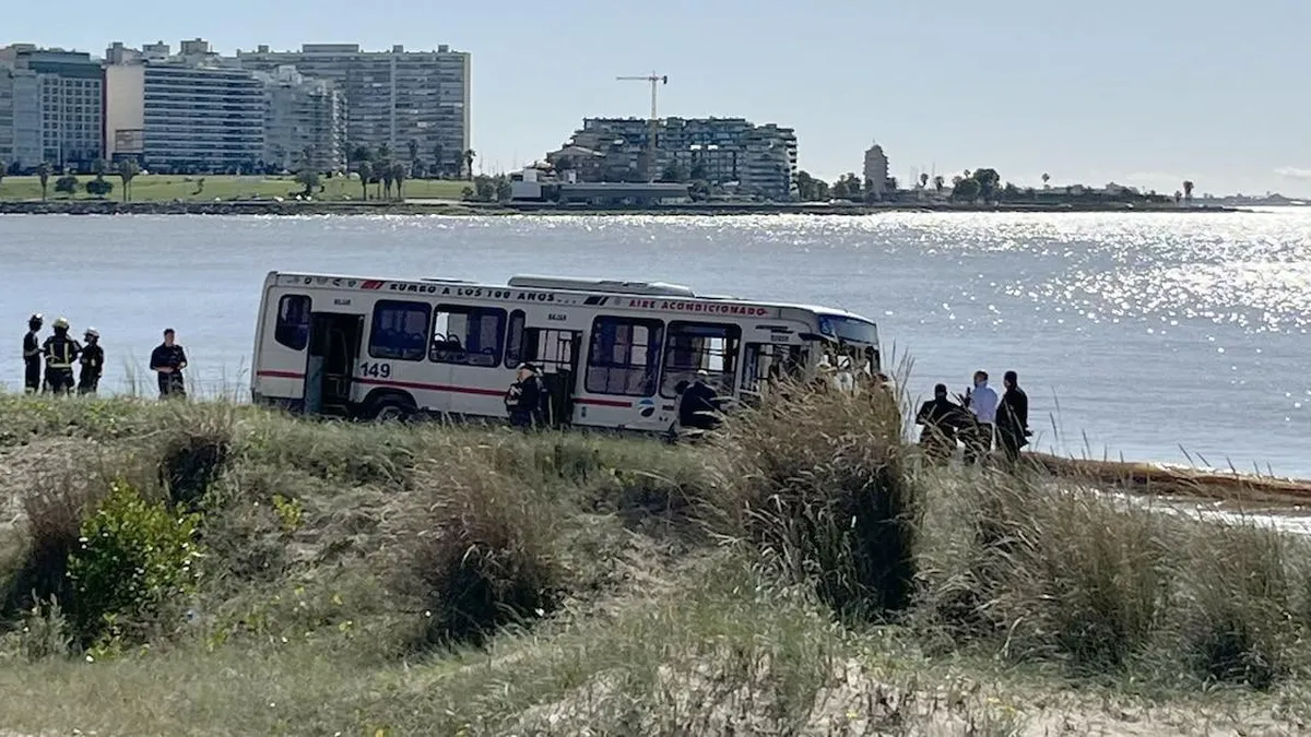 Fallece mujer herida en accidente de autobús en Montevideo tras semanas de lucha